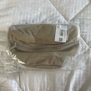 City Adventurer Belt Bag 2.5L NWT